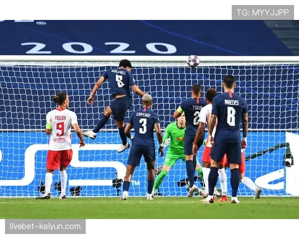 巴黎圣日耳曼快速反击，姆巴佩左路奔袭半场后横传助攻拉莫斯得分