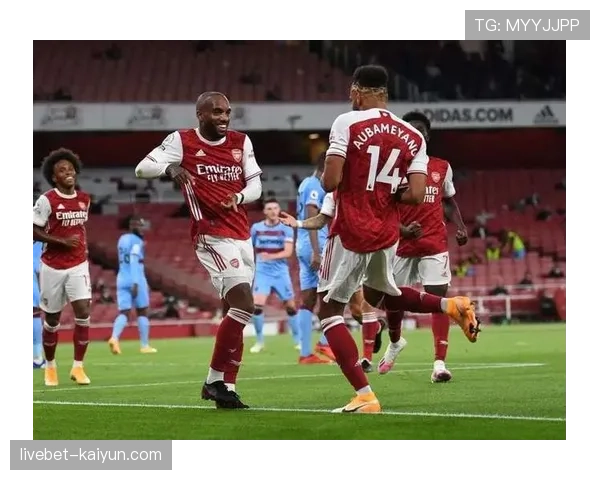 DFL公布4月球迷调研报告:超六成受访者支持保留每周五晚的独家“德甲之夜”转播时段 DFL公布4月球迷调研报告:超六成受访者支持保留每周五晚的独家“德甲之夜”转播时段